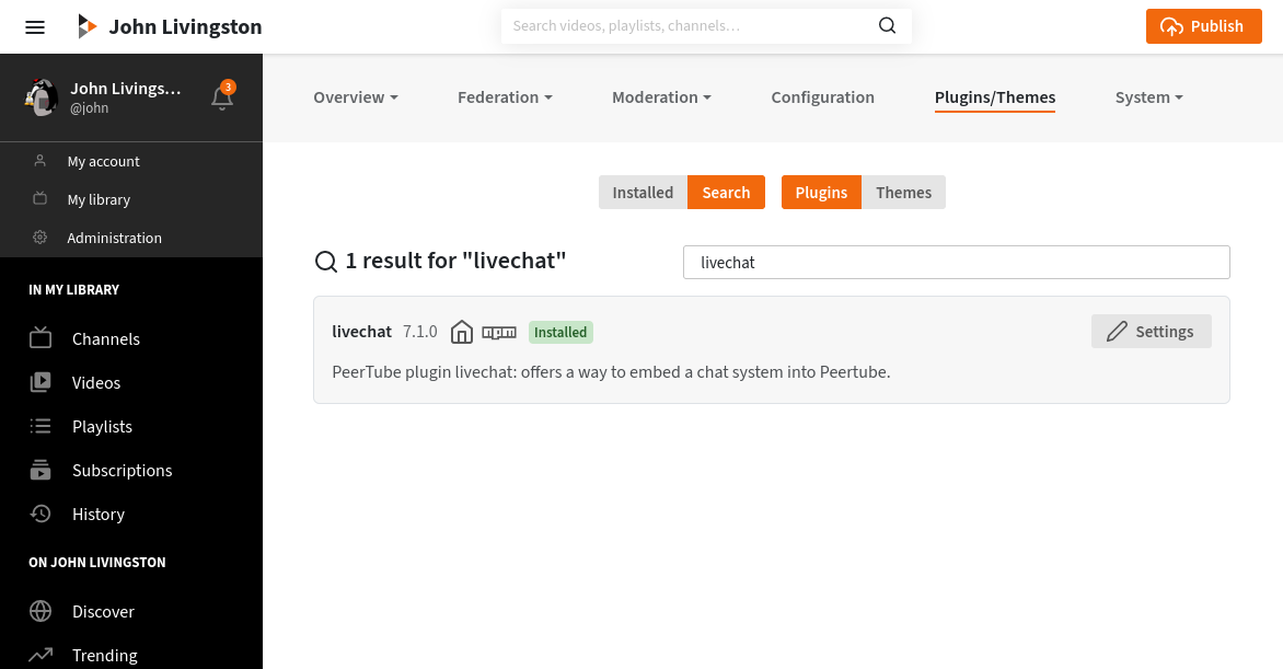 Screenshot stránky pro správu pluginů Peertube. Vyhledávací pole obsahuje „livechat“ a výsledky vyhledávání zobrazují plugin livechat.